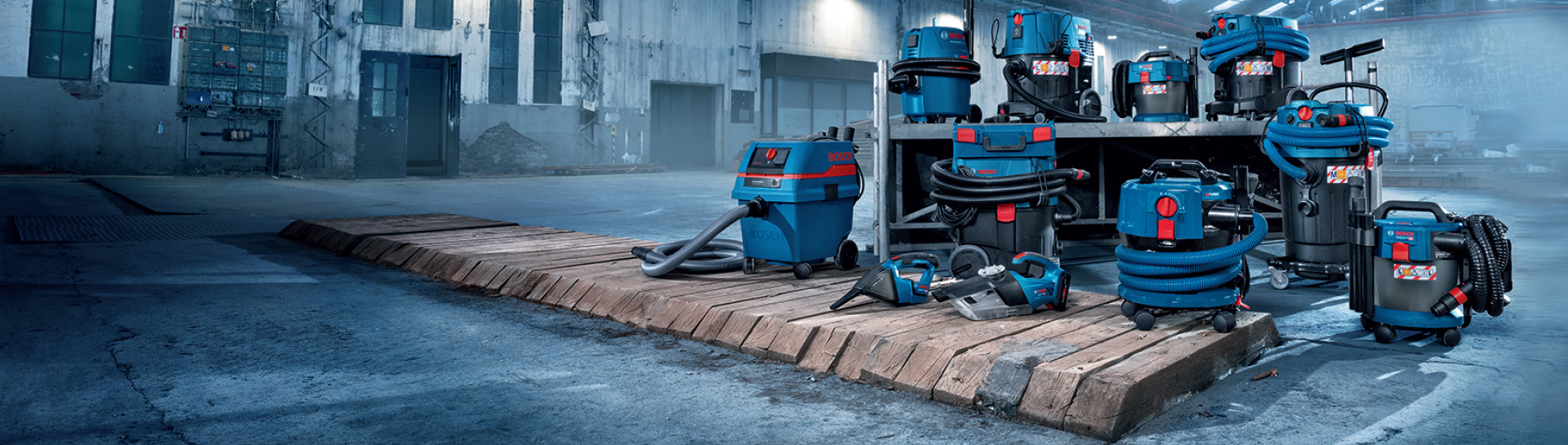 Various Bosch Professional tools are on a wooden pallet.